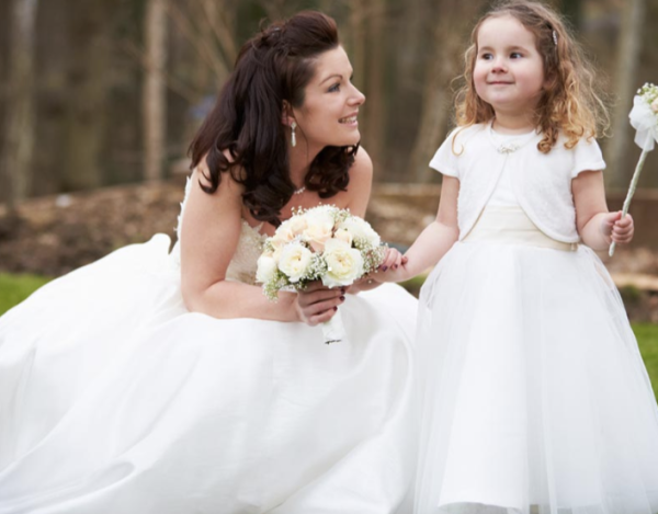 Mariée et petite fille