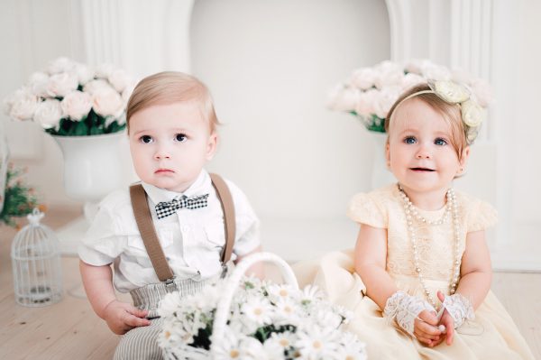 bébé gars et fille mariage avec gardienne