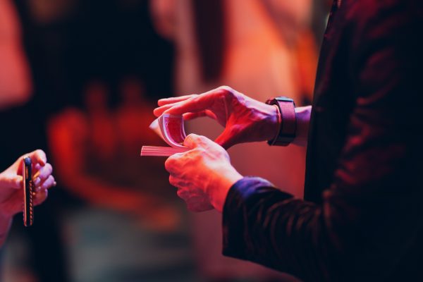 magicien truc de magie participatif