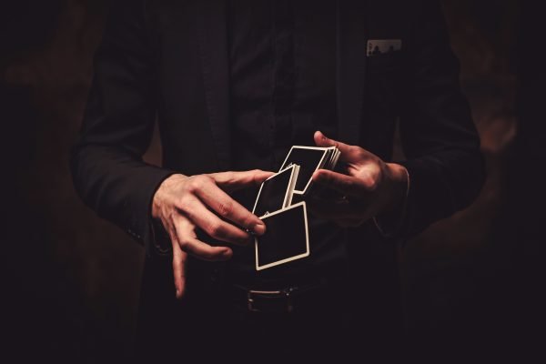 magicien cartes en mouvements