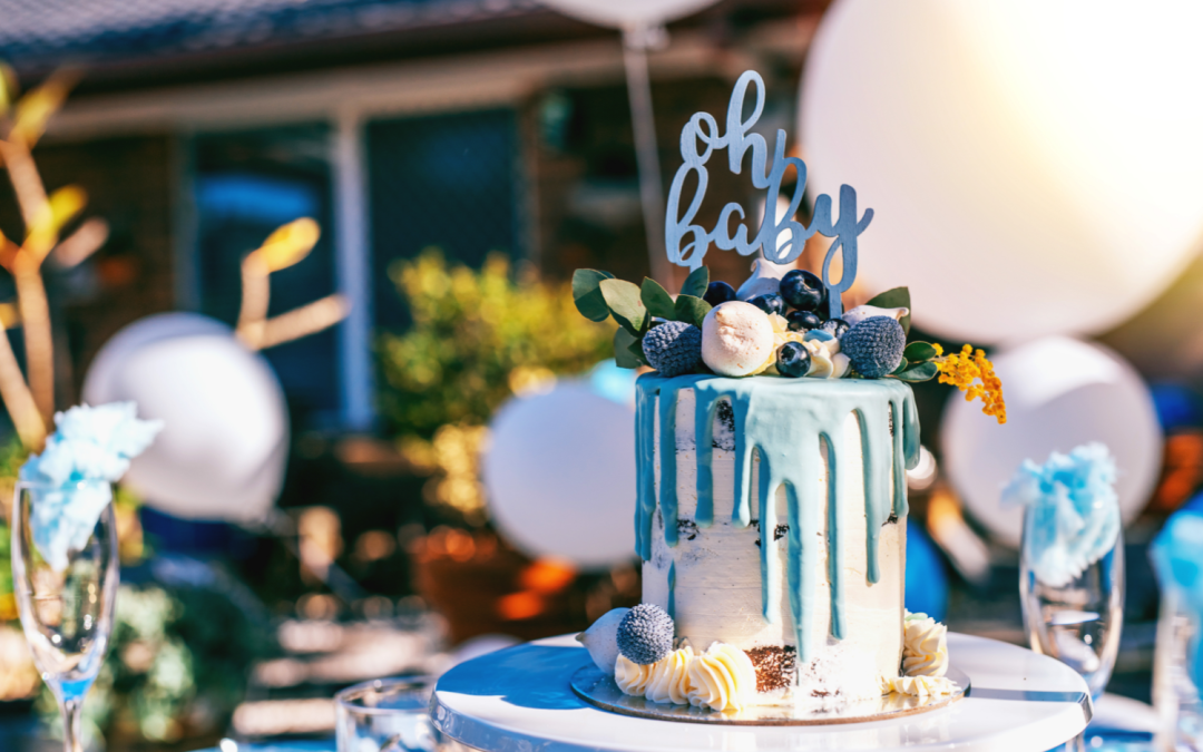 Gâteau blanc et bleu "Oh Baby" baby shower avec ballons blanc.